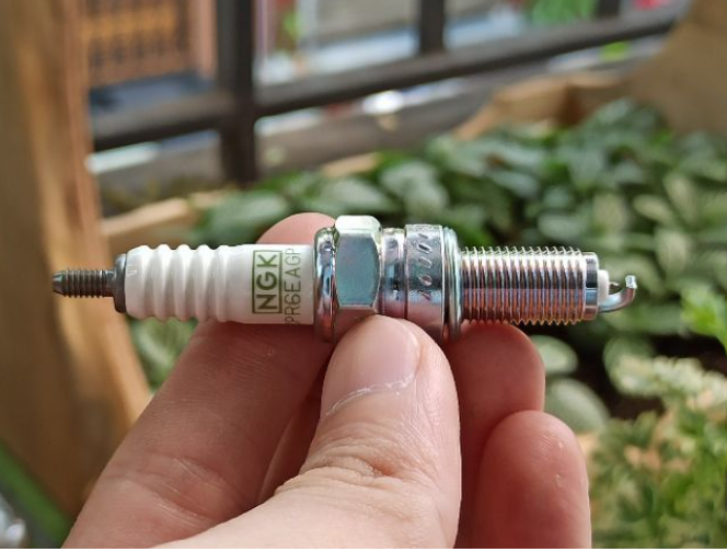 Bugi bạch kim chân dài CPR6EAGP-9 NGK