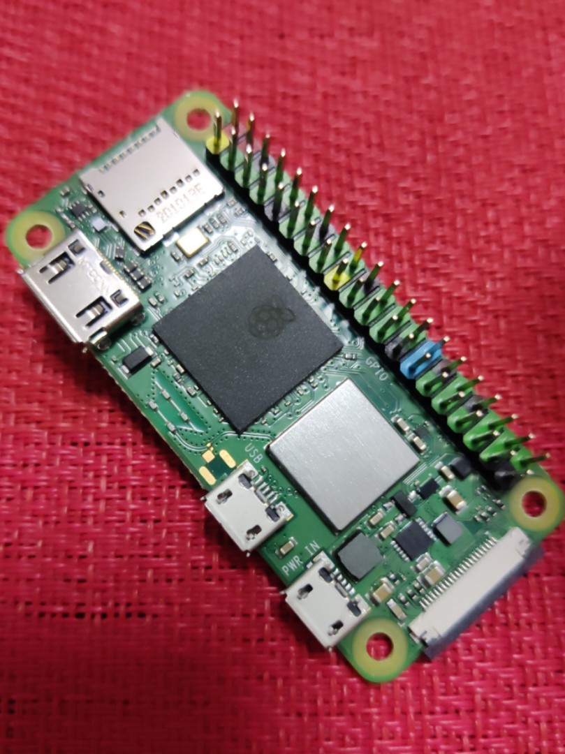 Raspberry Pi Zero 2 W (chưa hàn header) và WCH (đã hàn sẵn header có màu)
