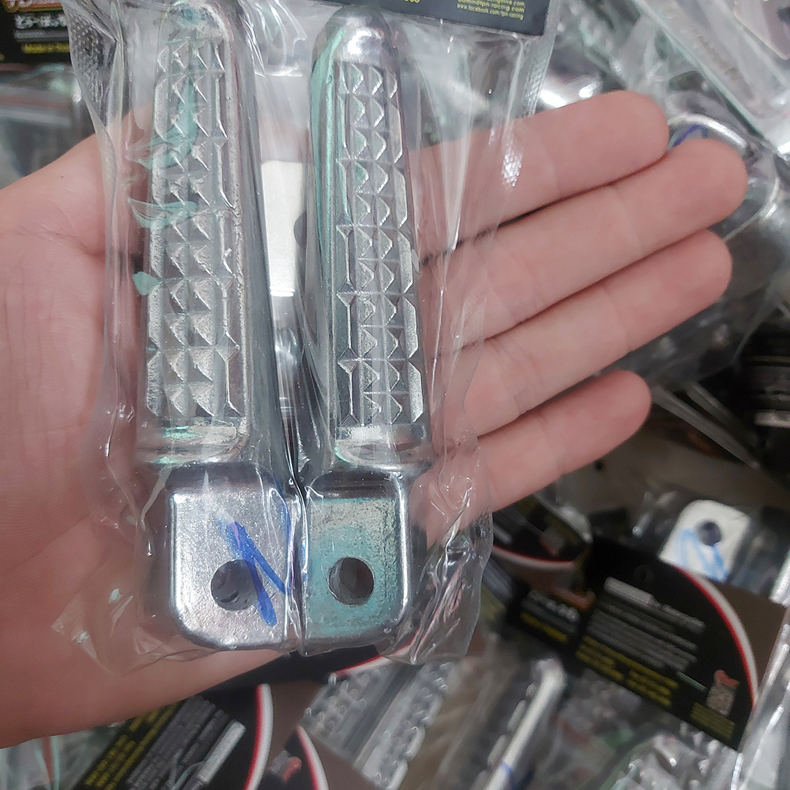 Gác chân sau gắn xe wave dream future air blade kiểu raider