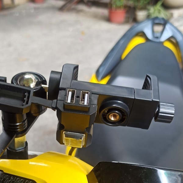 Giá Đỡ Điện Thoại Có Sạc Dành Cho Xe Máy