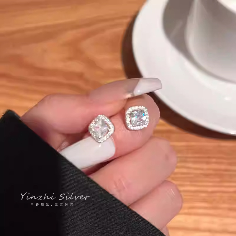 %E3%80%90Top%20Picks%E3%80%912024%20New%20Fashionable%20High-grade%20Full%20Diamond%20All-match%20Earrings%20for%20Men%20and%20Women%20American%20Light%20Luxury%20Niche%20Design%20Unique%20Elegant%20Ear%20-%20Image%202
