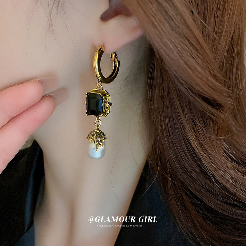 Đôi bông tai cổ điển hình tròn ngọc trai