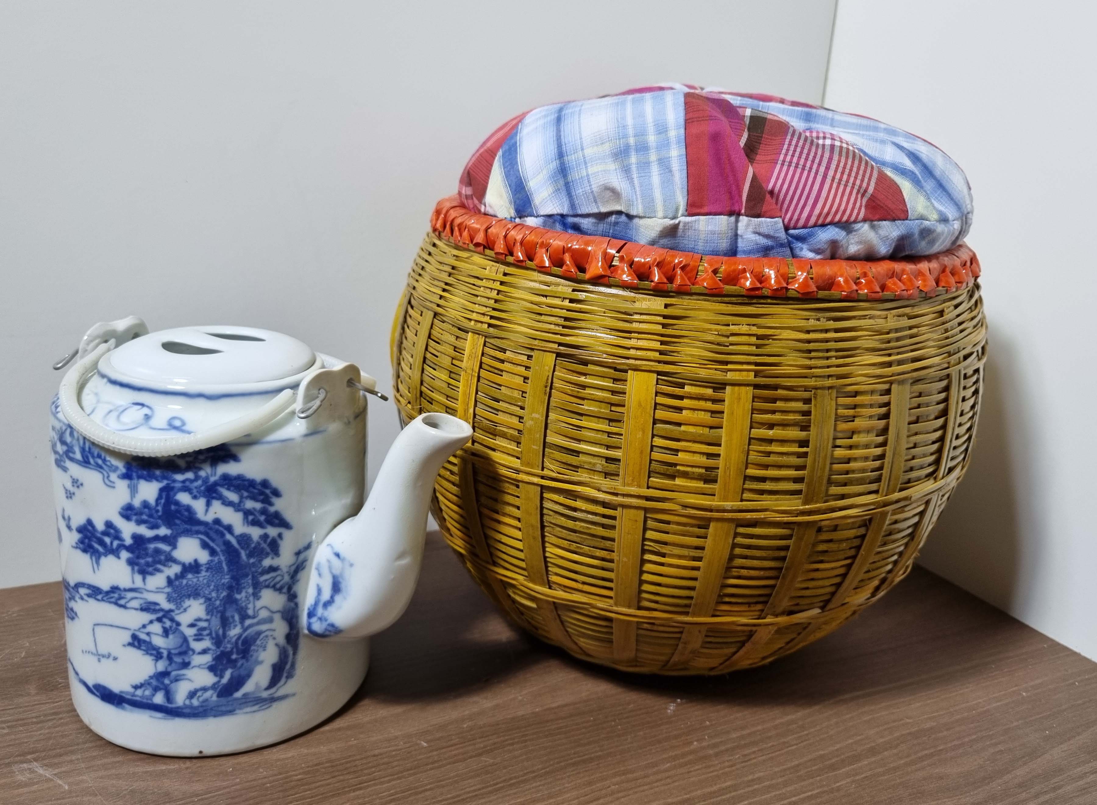 Ấm tích xanh 1,5 lít và Giành ủ tre, hàng bình dân