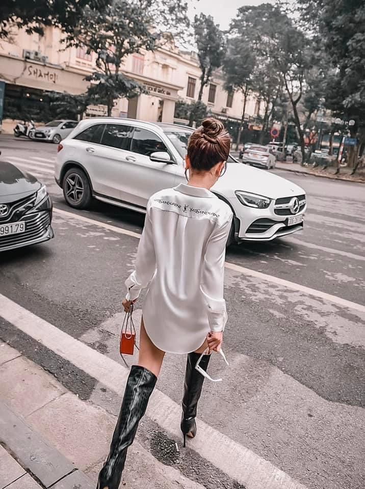 ÁO SƠ MI NỮ MÀU TRẮNG CỔ ĐỨC IN CHỮ DỌC