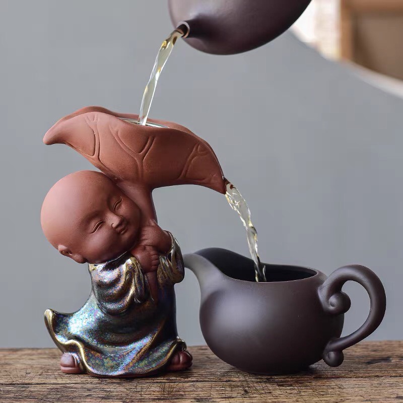 Chú Tiểu cầm Lá Sen— bộ lọc trà.