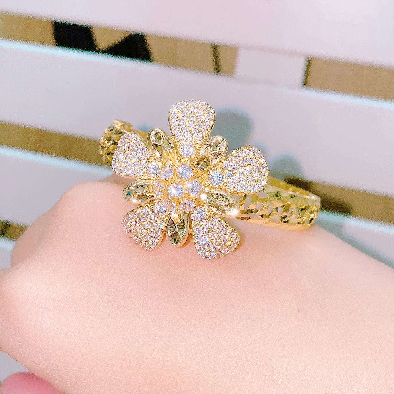 [HCM]Vòng tay vàng 18k vòng tay vàng non 24k vòng tay dát xoàn cao cấp làm lễ cưới tiệc cô dâu xinh đẹp thiết kế tinh tế sang trọng đeo trong ngày cưới đám hỏi đám tiệc Trang sức MIGA V035