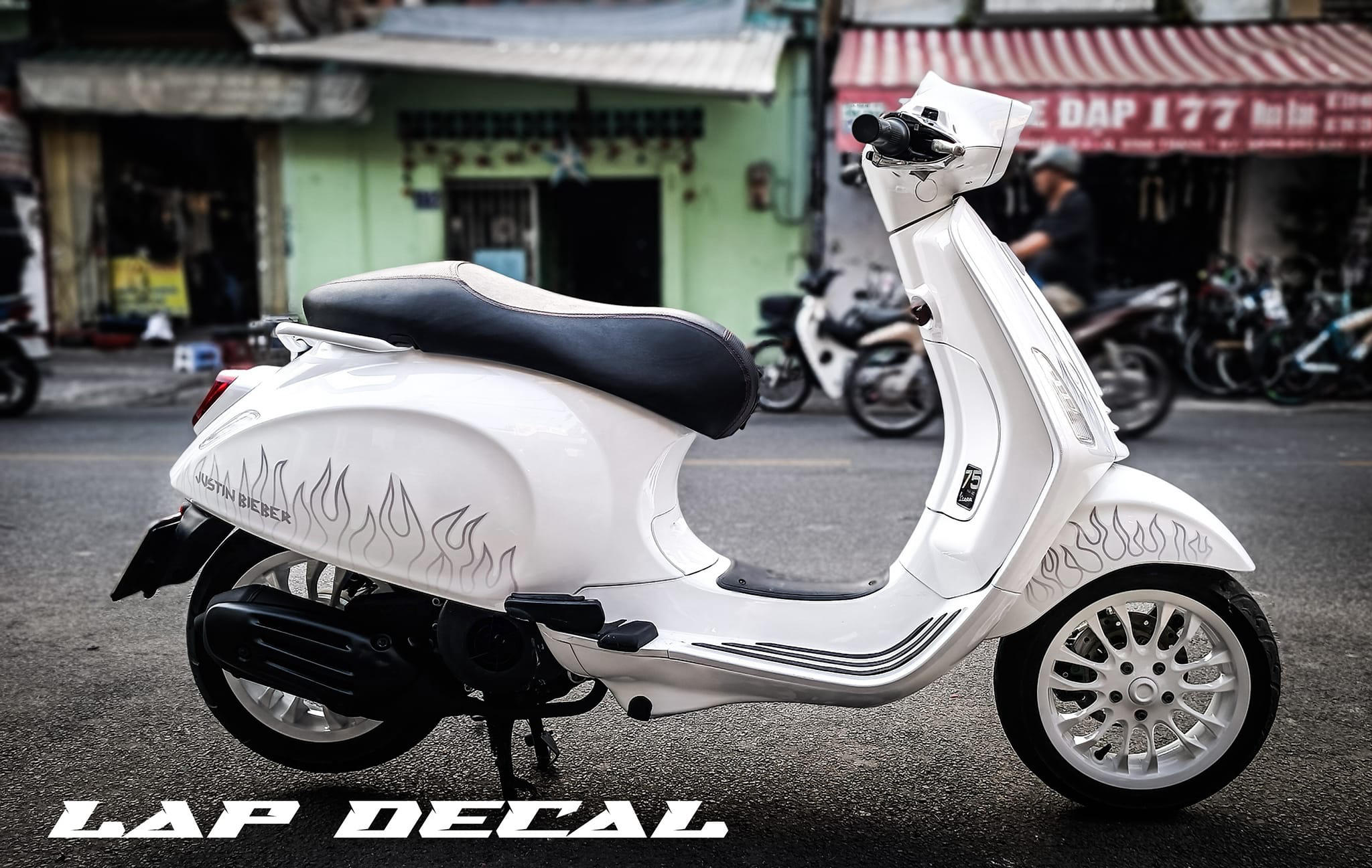 Tem rời lửa Justin BieBer cho Vespa Sprint / Primavera trắng - mẫu siêu hot 2023