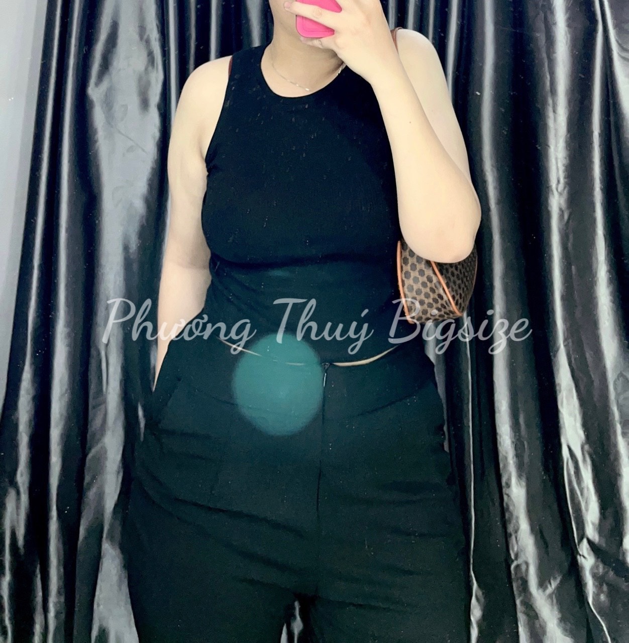 Áo croptop ba lỗ form body chất thun gân (Ảnh mẫu chụp tại shop).