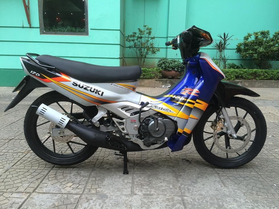 Tem Suzuki Satria 2000 Trắng Vàng Xanh