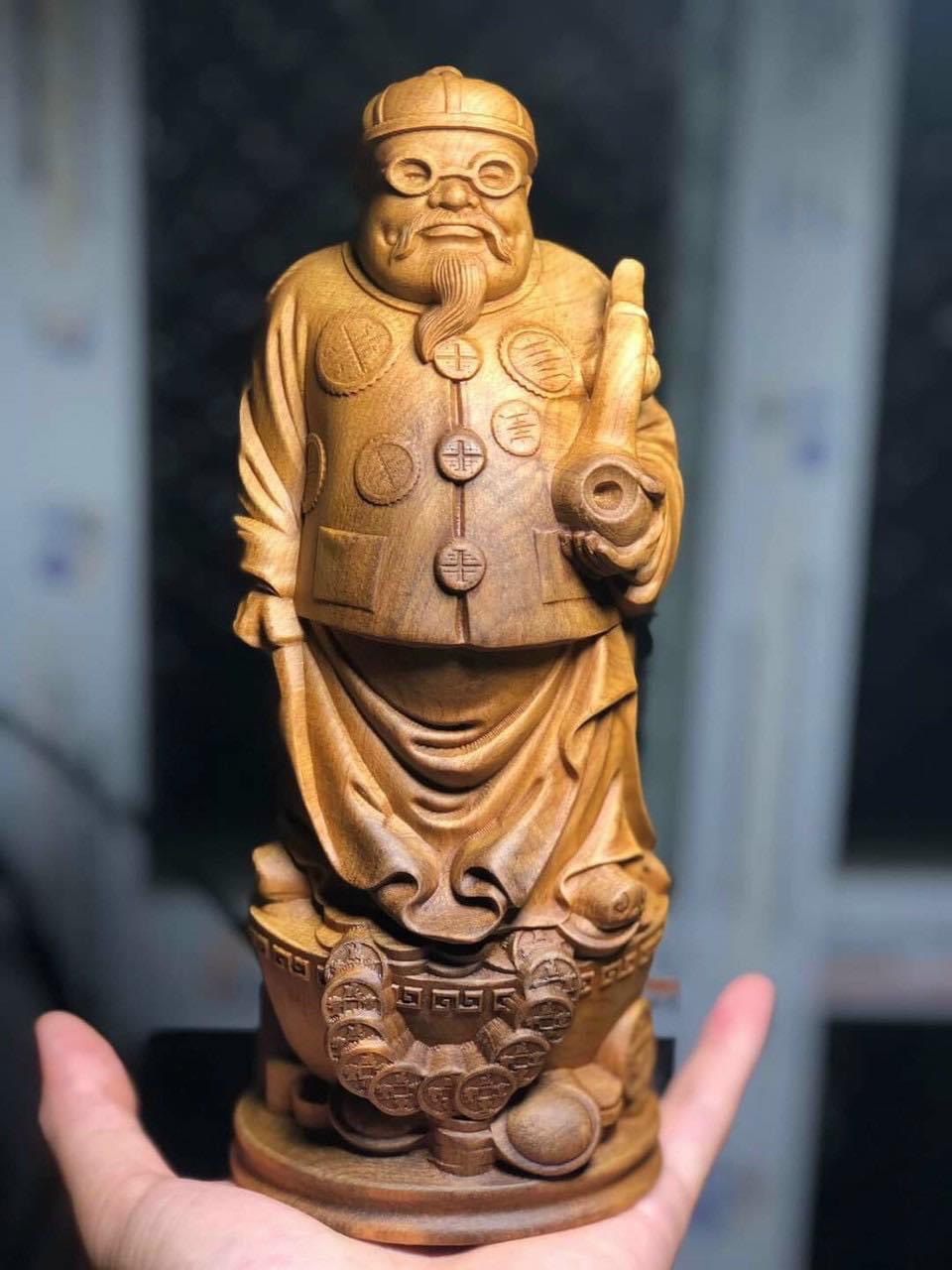Tượng quản gia bằng gỗ bách xanh cao 20 cm