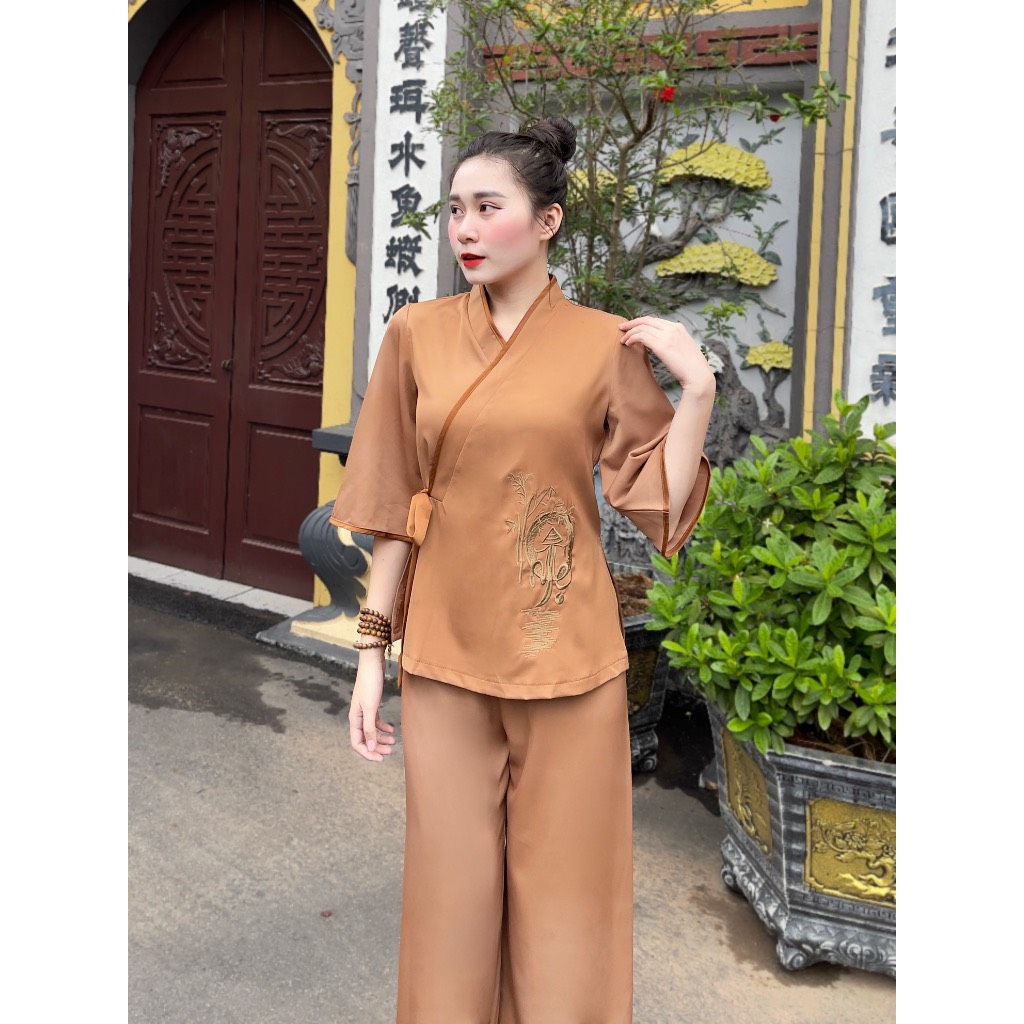 Set lam thêu hoa viền cột dây , chất đũi vân mây . Có sẵn
