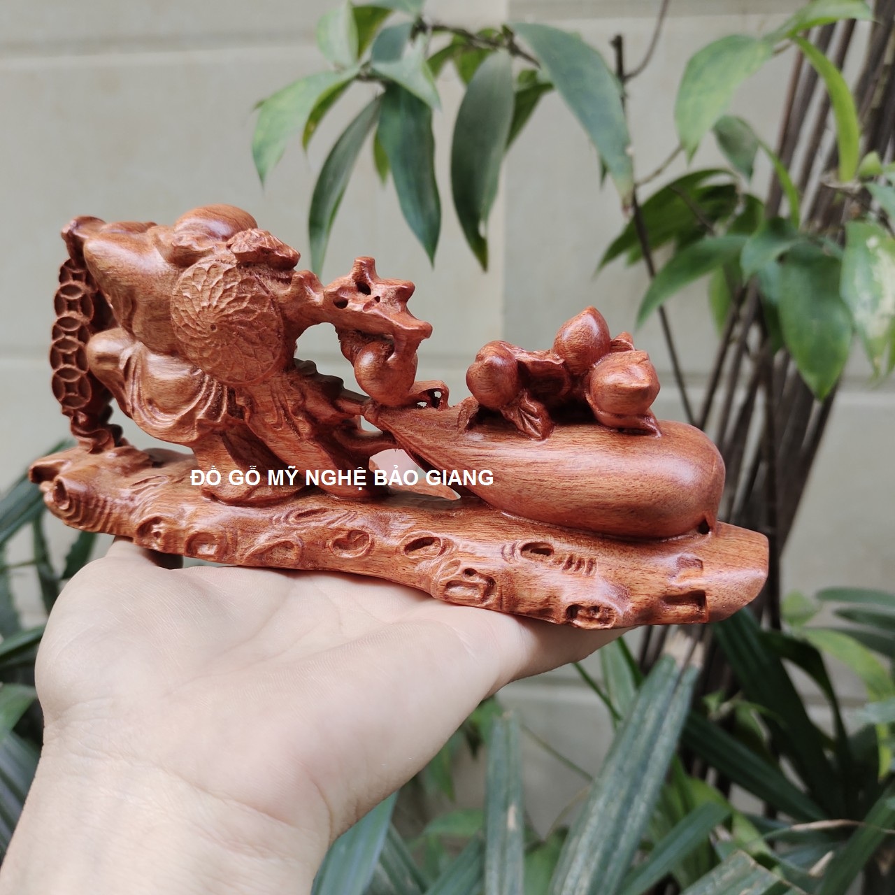 Tượng phật di lặc để ô tô gỗ hương