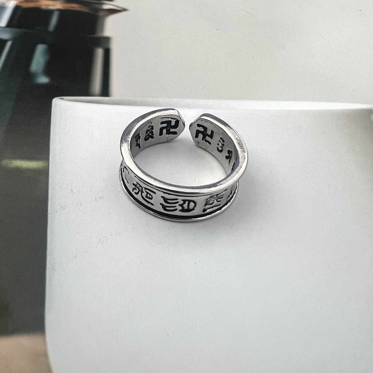 【Exclusive Offer】The ancient silver rings are all arrayed in front of ...