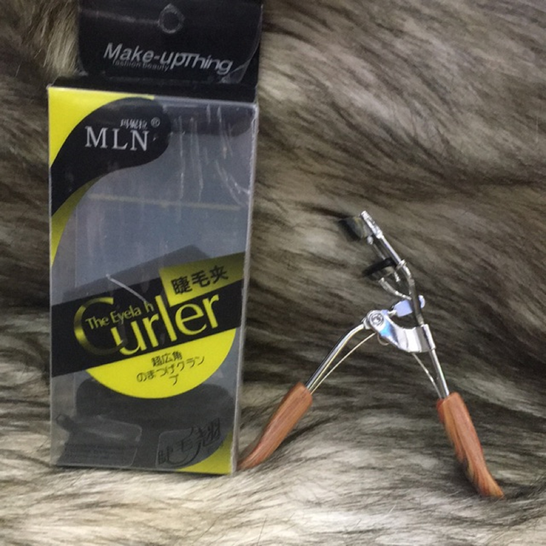 Bấm Mi Inox Cán Gỗ