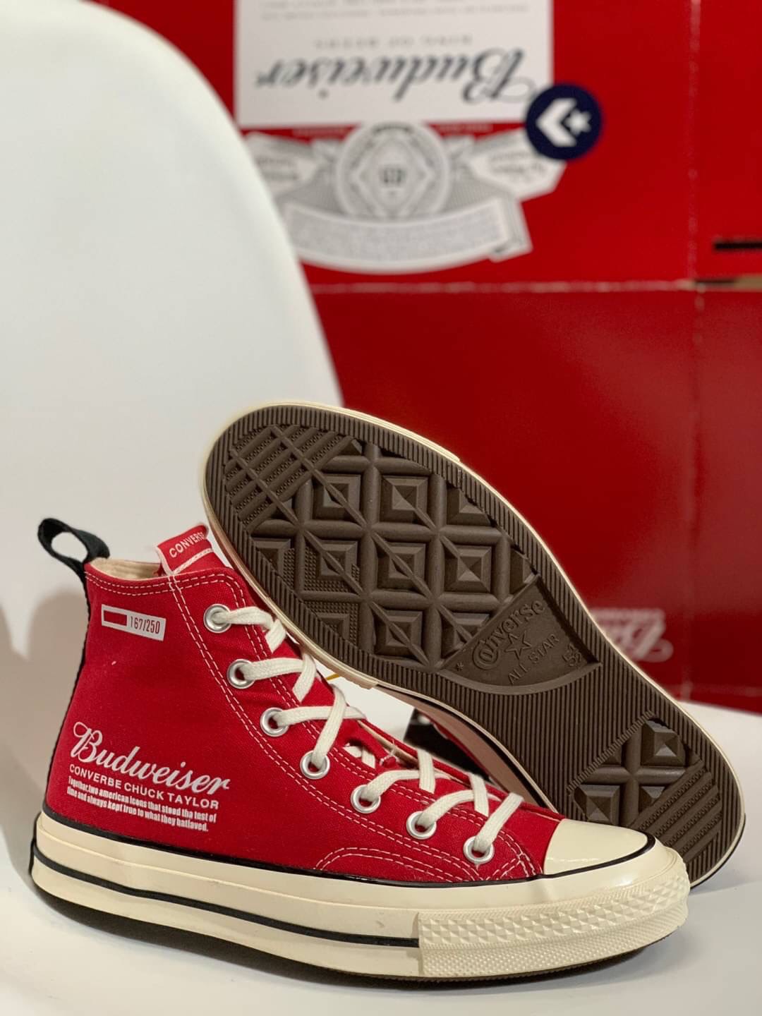 รองเท้าBudweiser x คอนเวิร์ส Chuck Taylor All Star 70 High Red Sneaker   รองเท้าผ้าใบหุ้มข้อ รองเท้าแฟชั่น รองเท้าลำลอง รองเท้าผู้ชายหญิง  นุ่ม เบา ใส่สบาย 