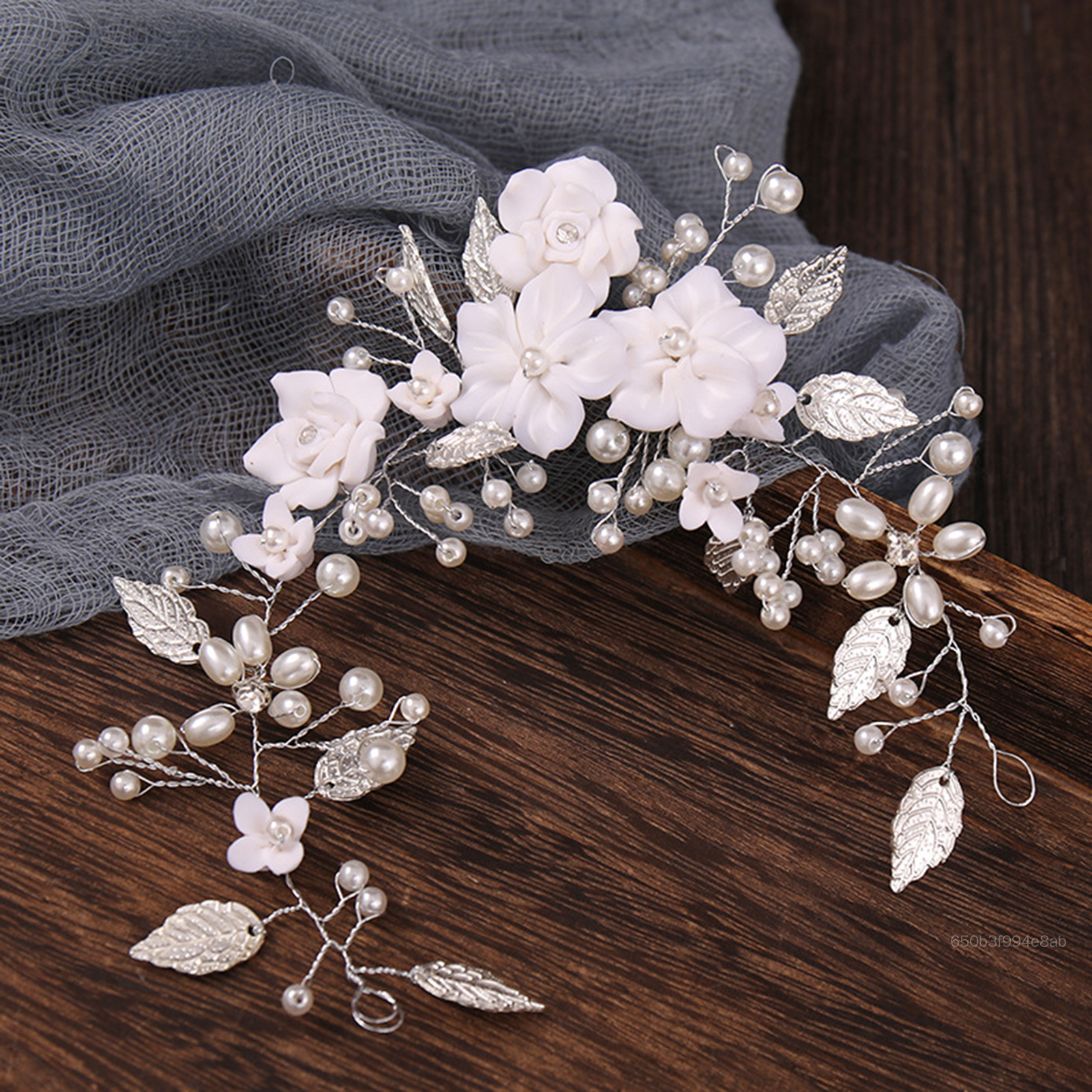 Băng đô cài tóc hình hoa đính ngọc trai handmade cho cô dâu