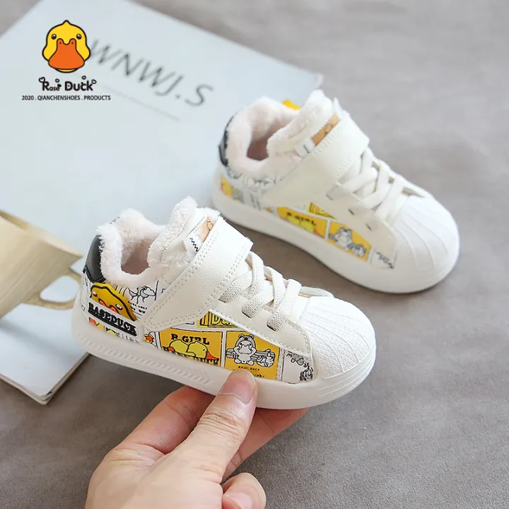 boys white athletic shoes