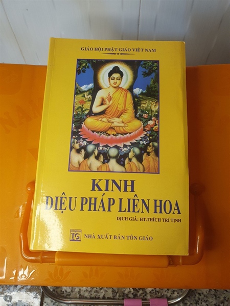Ấn Phẩm Phật Giáo - Kinh Diệu Pháp Liên Hoa bìa vàng