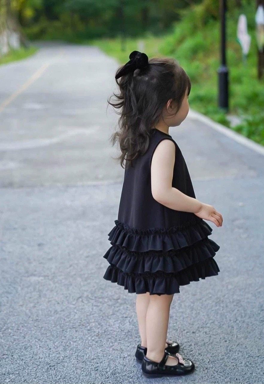Đầm sát nách đen phối chân bèo tầng bé gái  LS_DN592