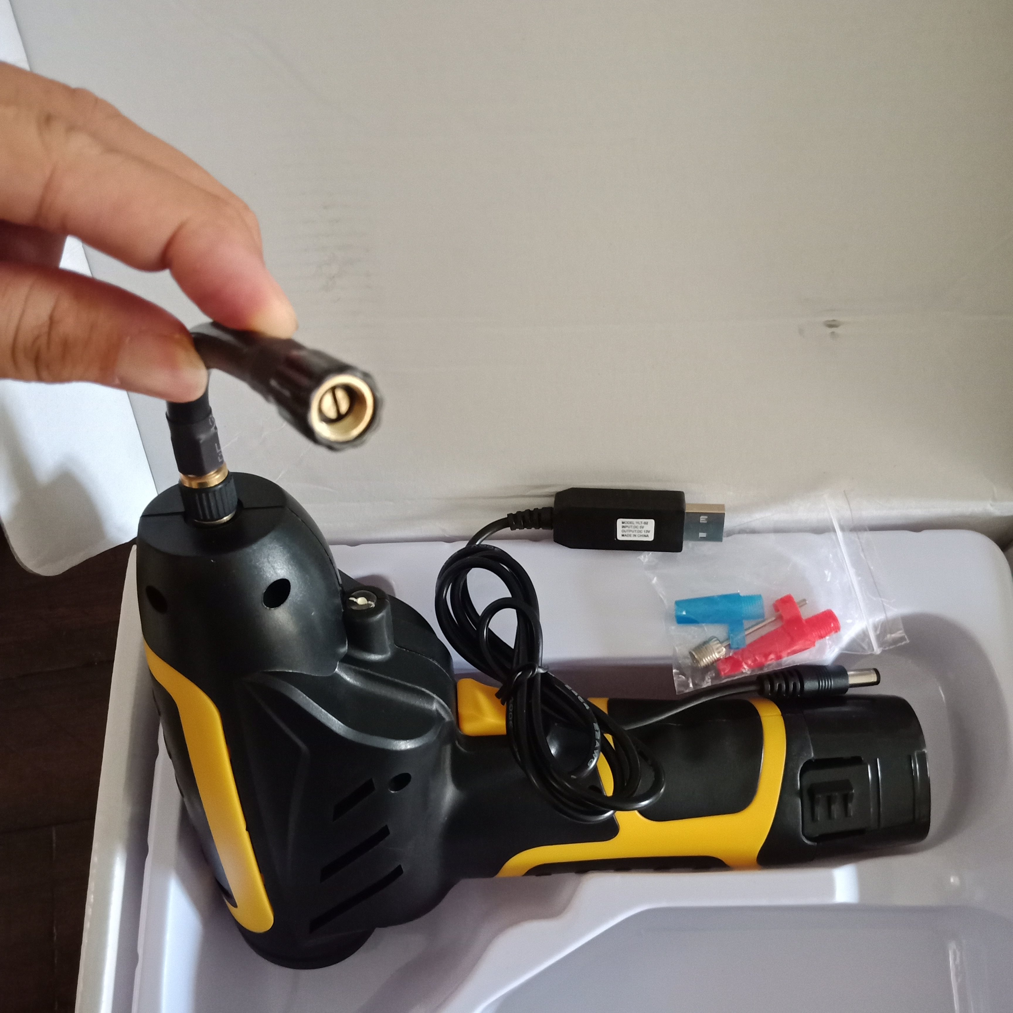 Bơm lốp cầm tay - Bơm xe hơi ô tô tự ngắt - pin sạc - có đo áp