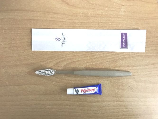 Bàn chải đánh răng dùng 1 lần (tặng kèm kem đánh răng)