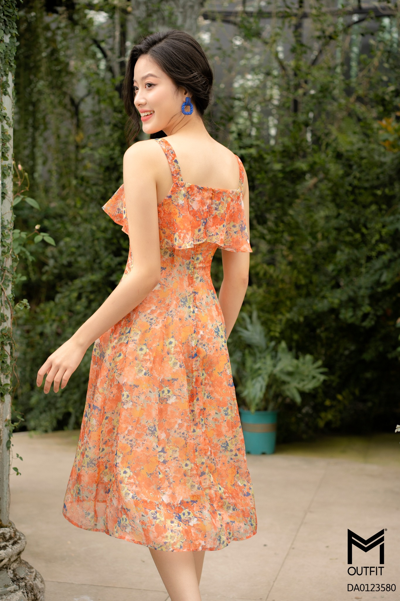 Đầm dáng xòe, hai dây, cổ bèo