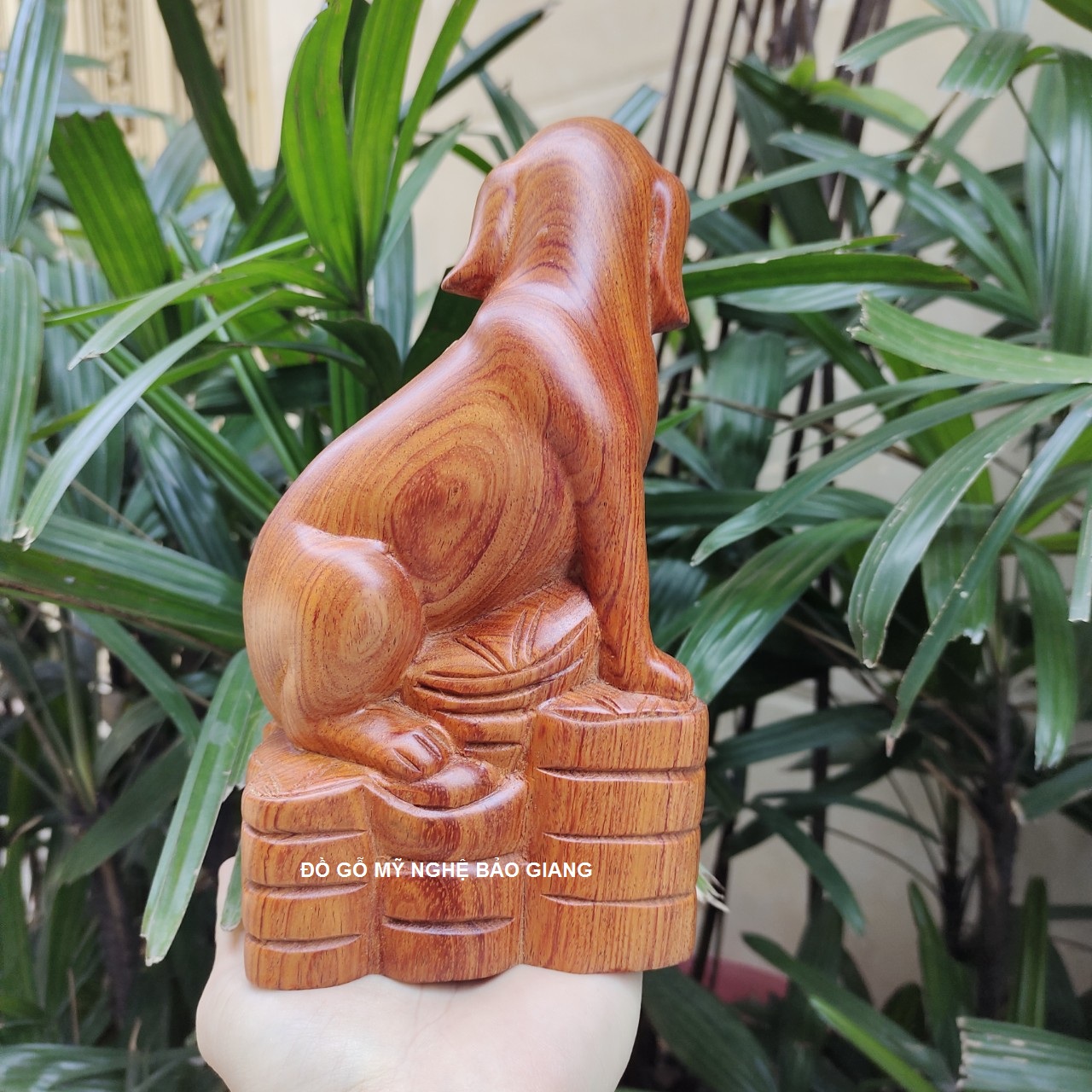 Tượng con chó gỗ hương cao 20 cm