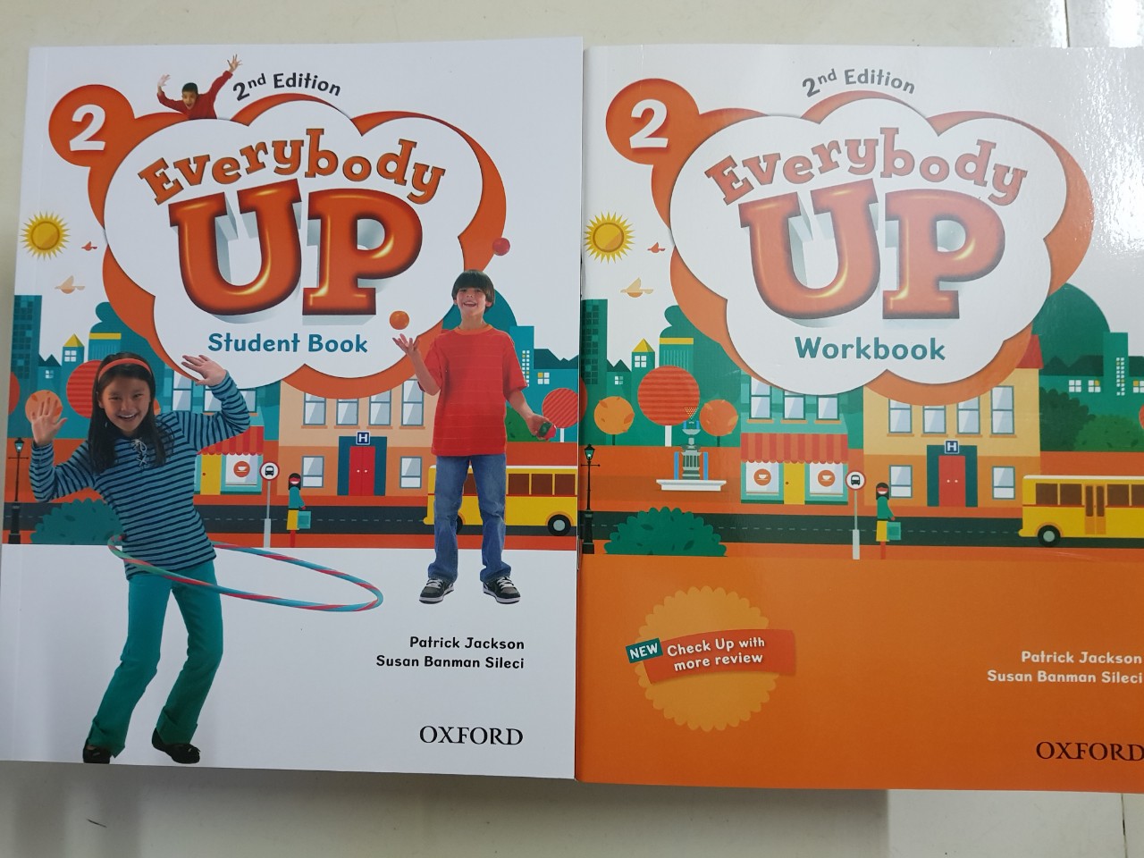 2 quyển Everybody Up lớp 2 ( Student Book + Workbook)