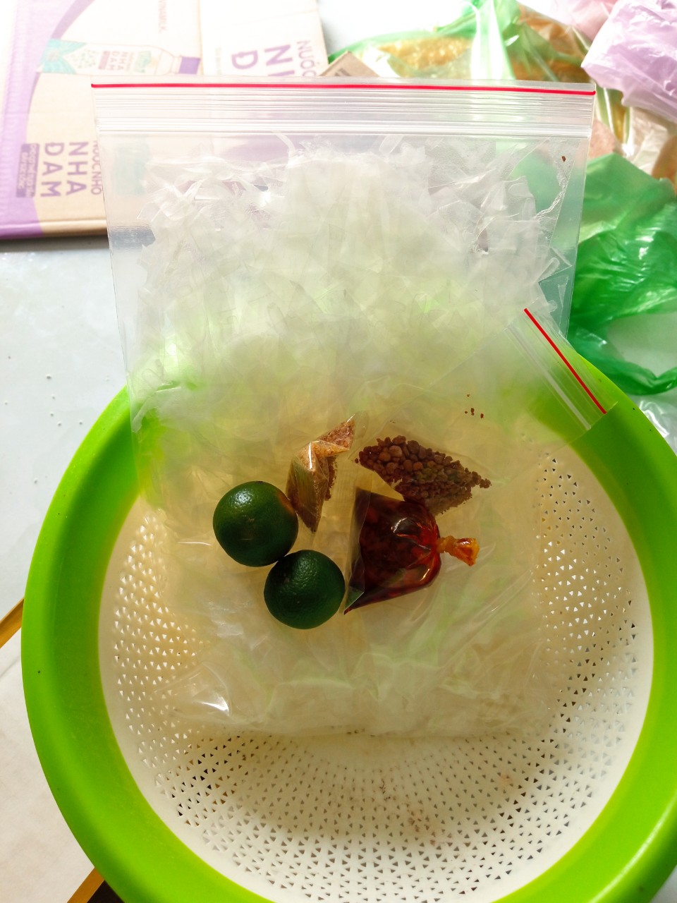 1 bịch bánh tráng sợi trộn sate hành phi ngon rẻ