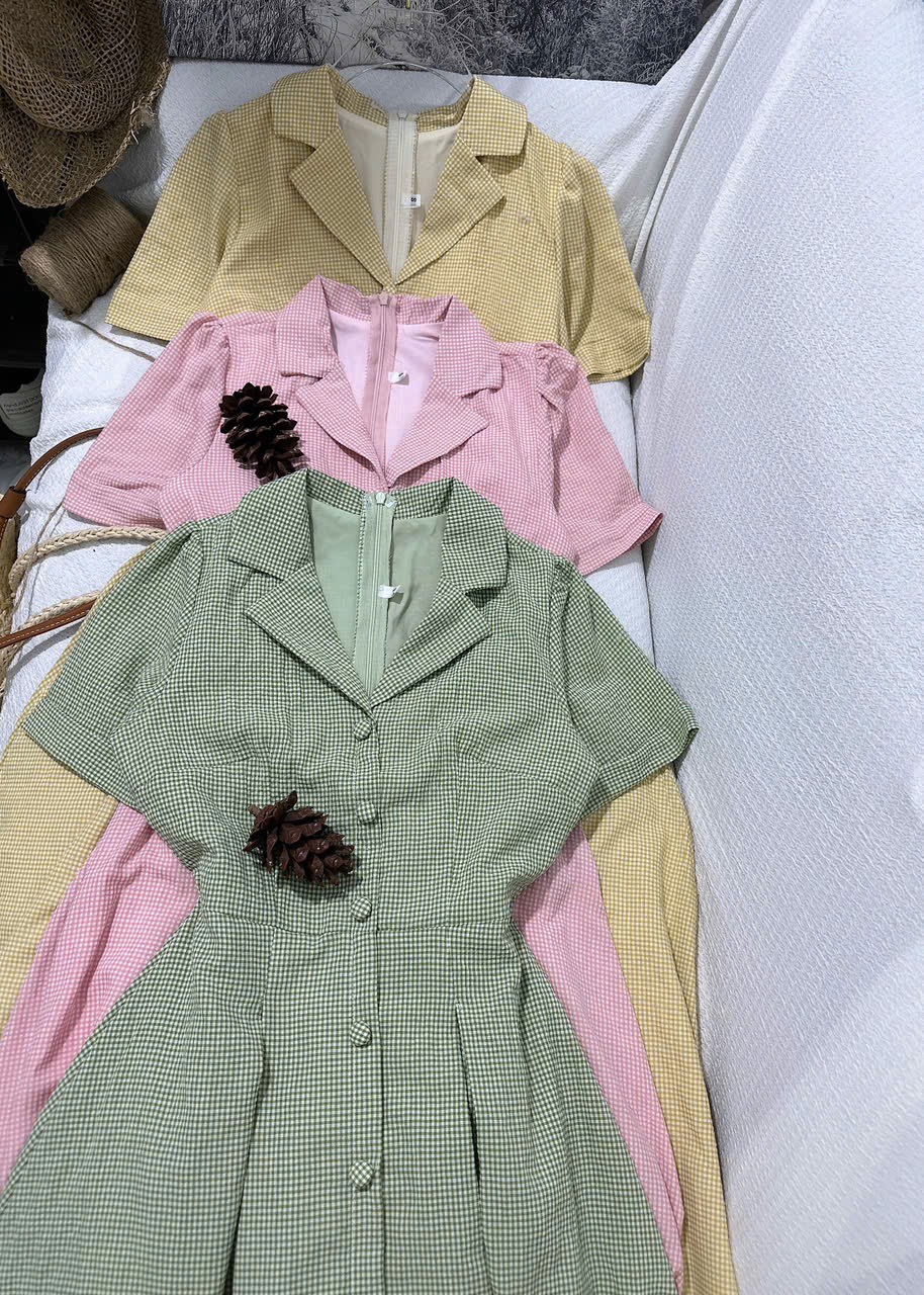 Đầm caro cổ vest nút bọc dáng dài