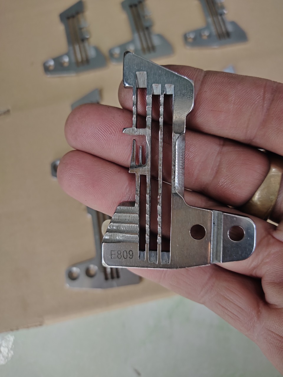 1 bộ mặt nguyệt chân vịt cuốn biên máy vắt sổ 4 sirubar chỉ
