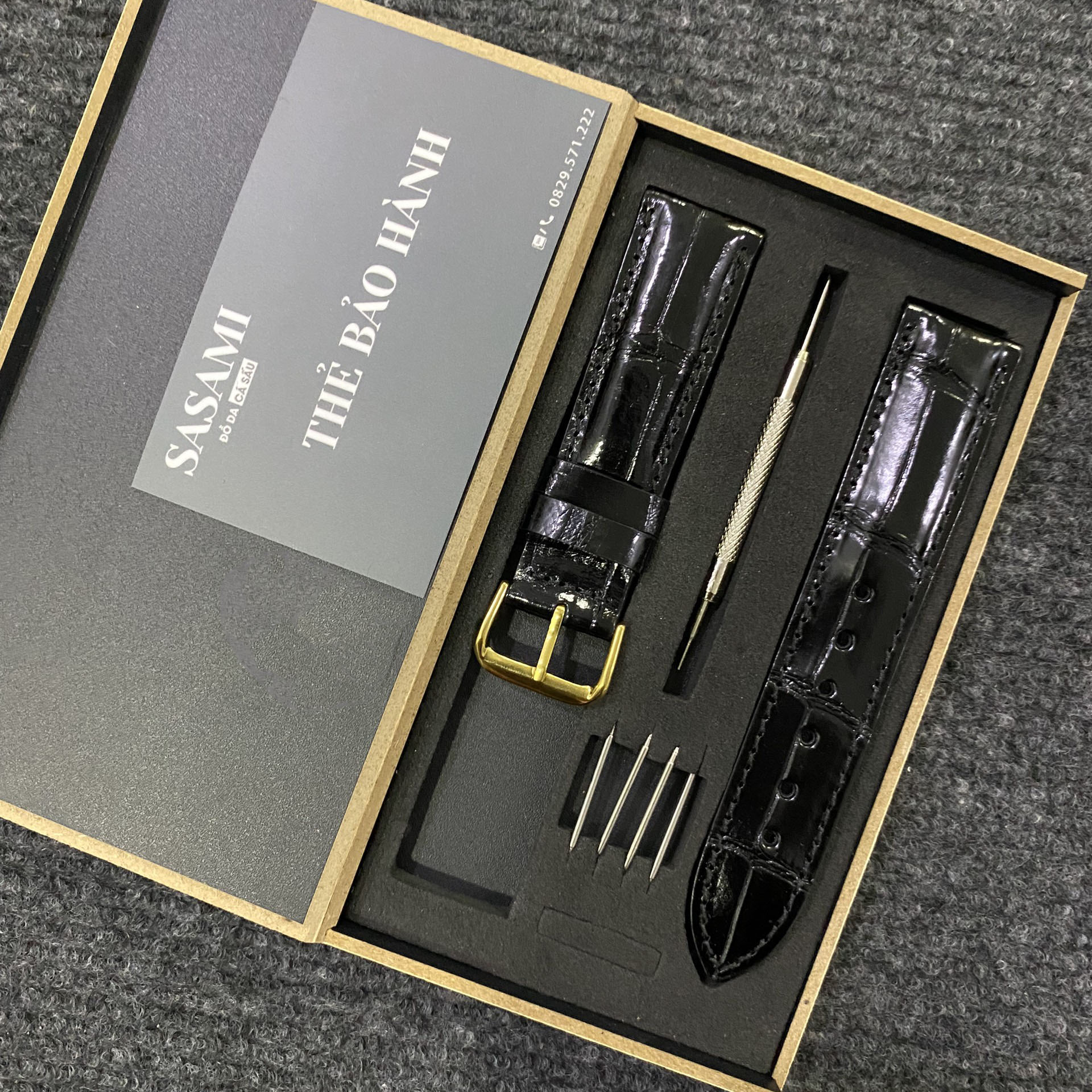 D2. Dây đồng hồ DA CÁ SẤUDA THẬT 100%Vân TrúcSẢN PHẨM GỒM : 1 DÂY + 1 KHÓA TẶNG 1 HỘP 2 CHỐT THÔNG MINH2 CHỐT THƯỜNG và 1 CÂY THAY DÂY