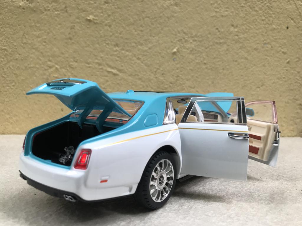 Mô hình xe Rolls-Royce Phantom MANSORY 1:24