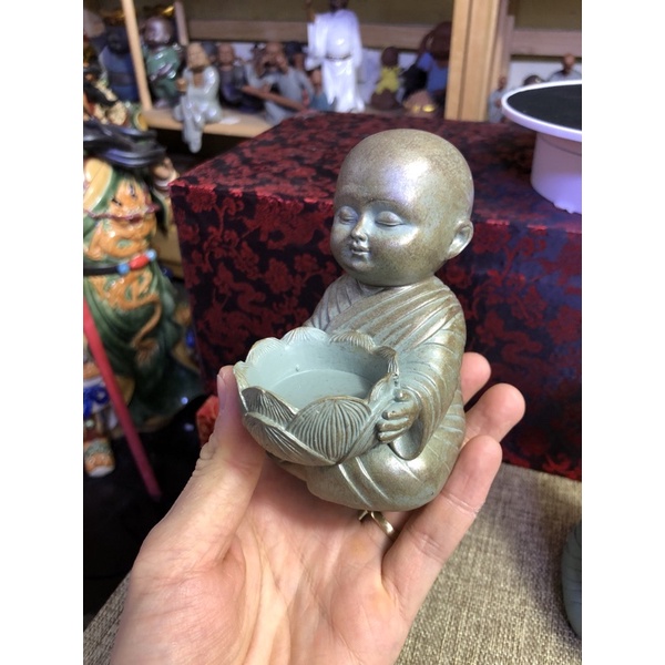 Tượng chú tiểu bê nến trang trí decor cùng tượng phật- Tượng chú tiểu thiết kế giả cổ sắc nét tinh tế
