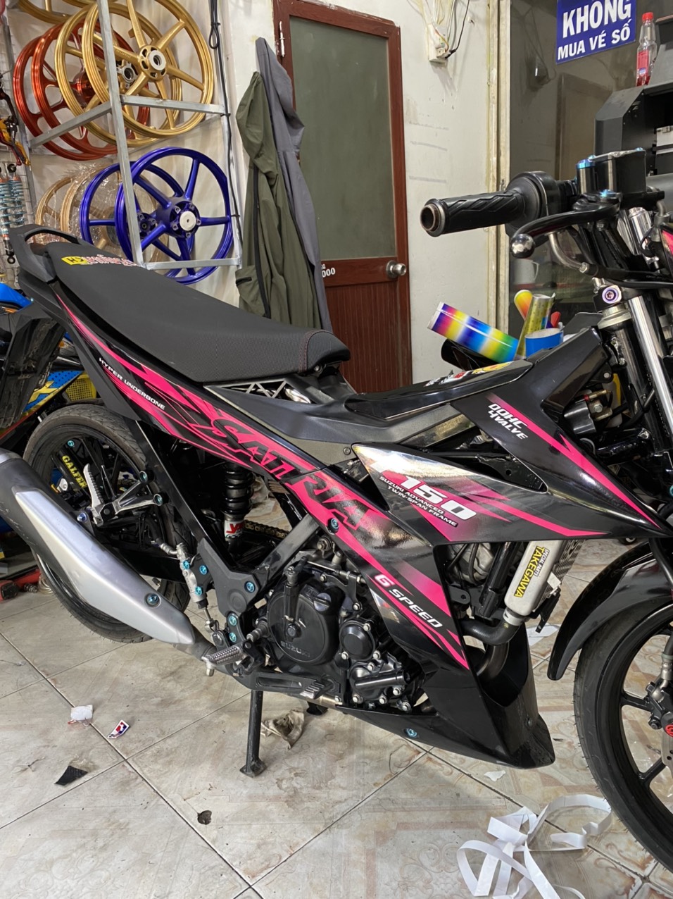 Tem Rời Satria màu đen hồng trắng