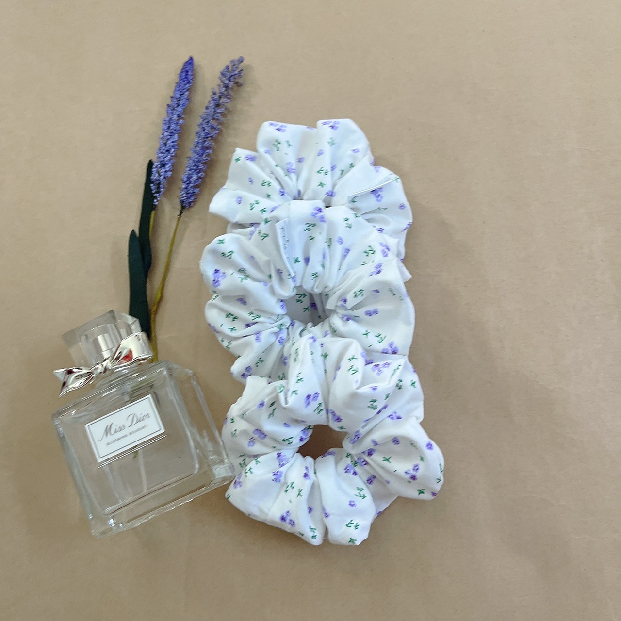 Scrunchies- đồ cột tóc hoa nhí tím