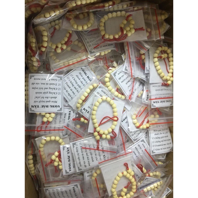 Vòng dâu tằm tránh tà cho bé