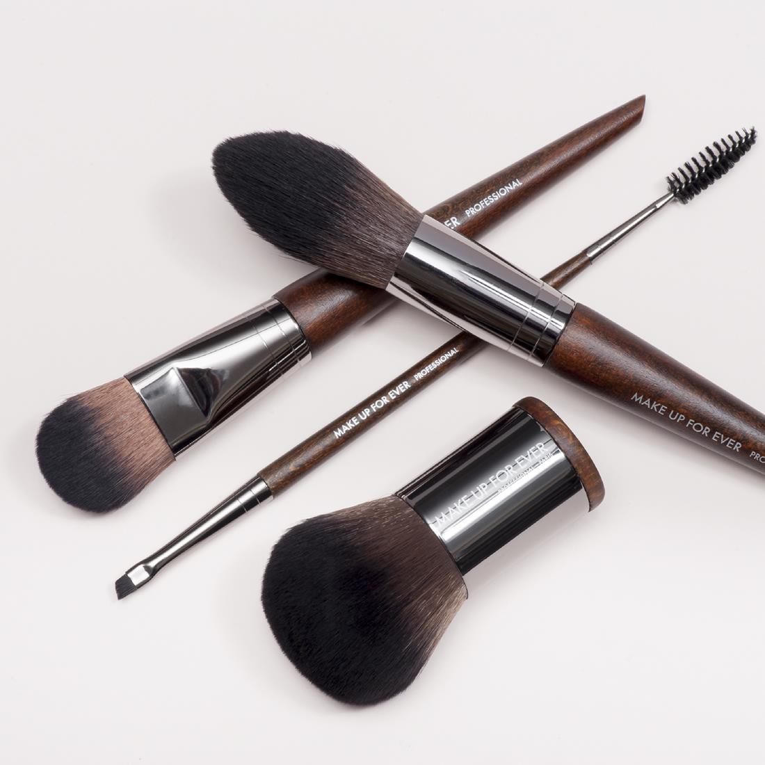 Buy MAKE UP FOR EVER 234 Angled Eyeshadow Shader Brush here at 70%  discount! Branded makeup brushes at outlet prices. Worldwide shipping in 7  working days! – Pony Brushes