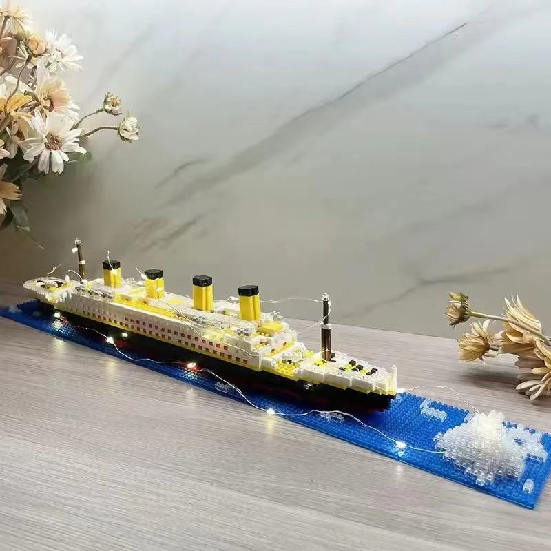 Aged difficult micro-compatible LEGO bricks Titanic pellet ship model huge educational toys simple shopping