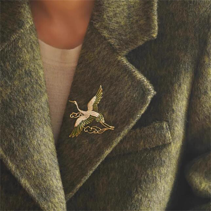 Chinese Style Elegant Rhinestone Green Enamel Wings Crane Clouds Brooches For Women Girls Flying Birds Lapel Pins Party Jewelry. 