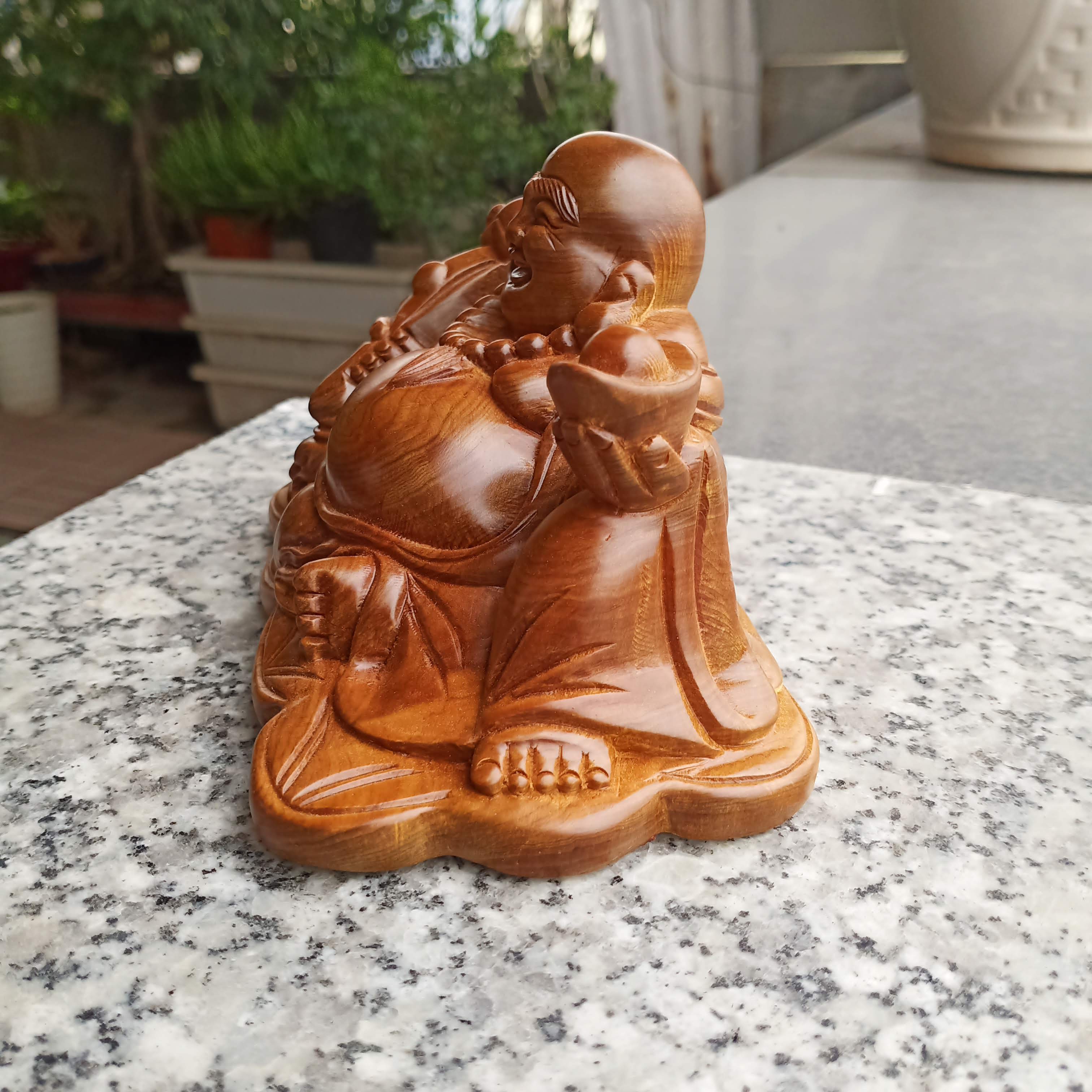 Tượng phật di lặc để bàn gỗ bách xanh