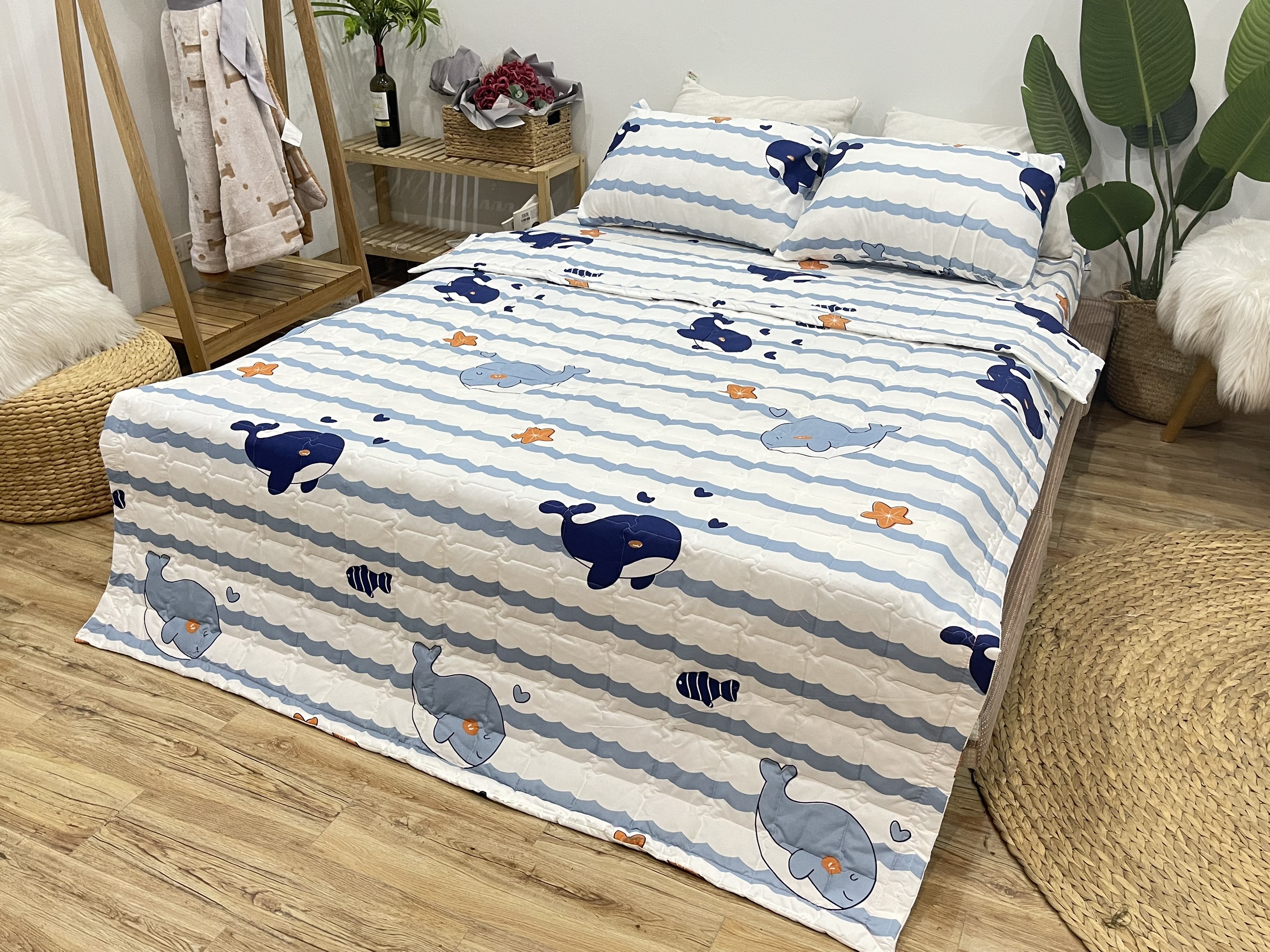 Set Ga Gối Mẫu Cá Heo Kẻ Xanh P67 ( Gồm 1 ga bo chun, 2 vỏ gối nằm, 1 vỏ ôm )