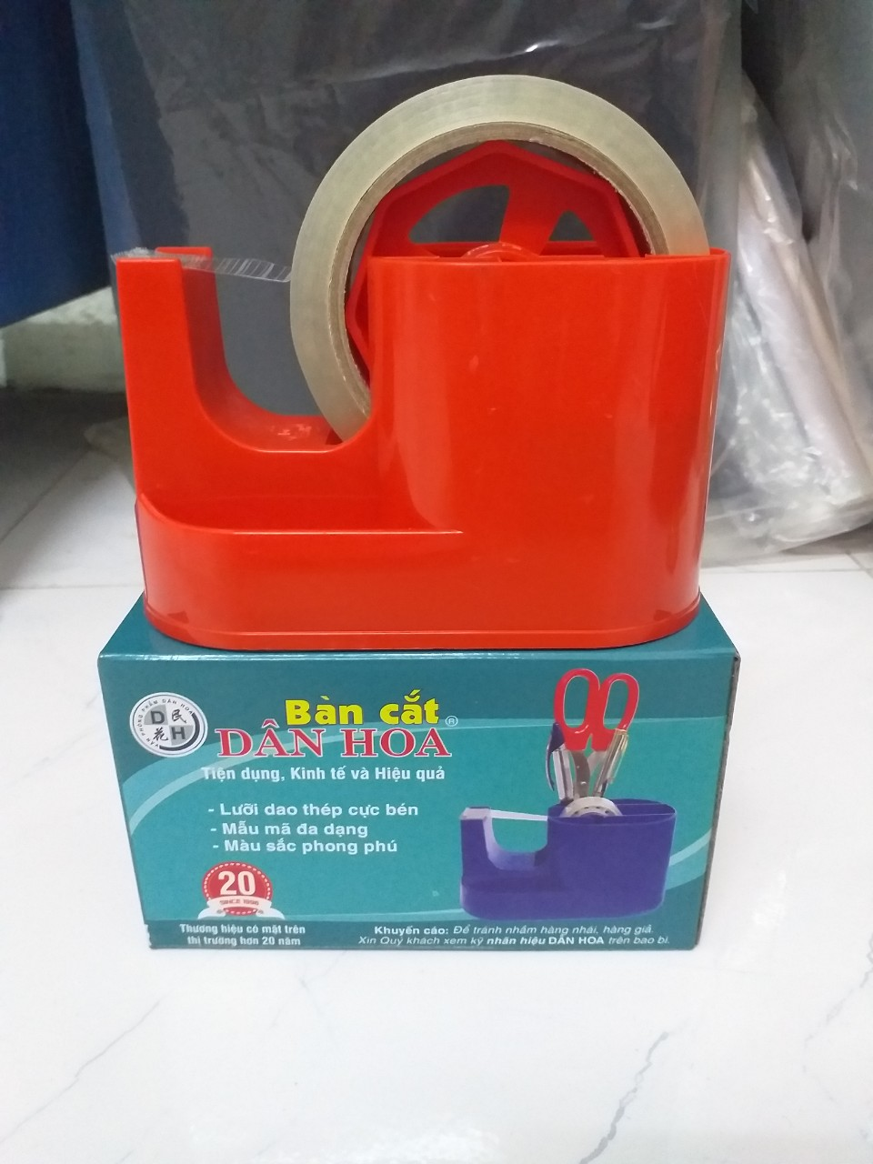CẮT BĂNG KEO DÂN HOA 400 2,4CM ĐỂ BÀN