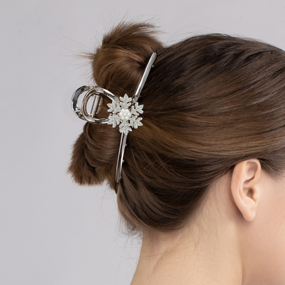 Crystal%20Flower%20Hair%20Accessories%20For%20Girls%20Large%20Size%20Black%20Metal%20Hair%20Claw%20High-end%20Back%20of%20Head%20Hair%20Clip%20Women's%20Headwear%20High-end%20Flower%20Butterfly%20Crystal%20Large%20Hair%20Claw%20Black%20Metal%20Hair%20Grabber%20for%20the%20Back%20of%20Women's%20Head%20Simple%20Hair%20Accessories%20-%20Image%204