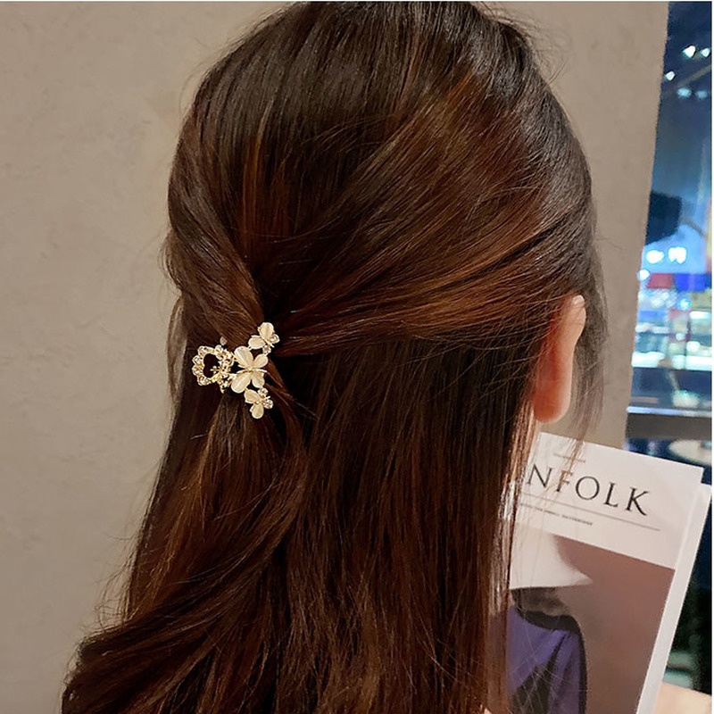 Small ponytail hair clip decorated with opal pearls.