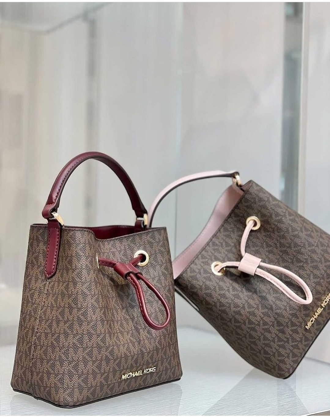 Michael Kors Suri Small Bucket Bag in Vanilla PVC : Amazon.in: Fashion