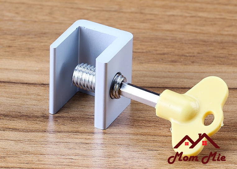 [HCM]Chốt khóa chặn cửa lùa cửa kéo chìa vàng - I014