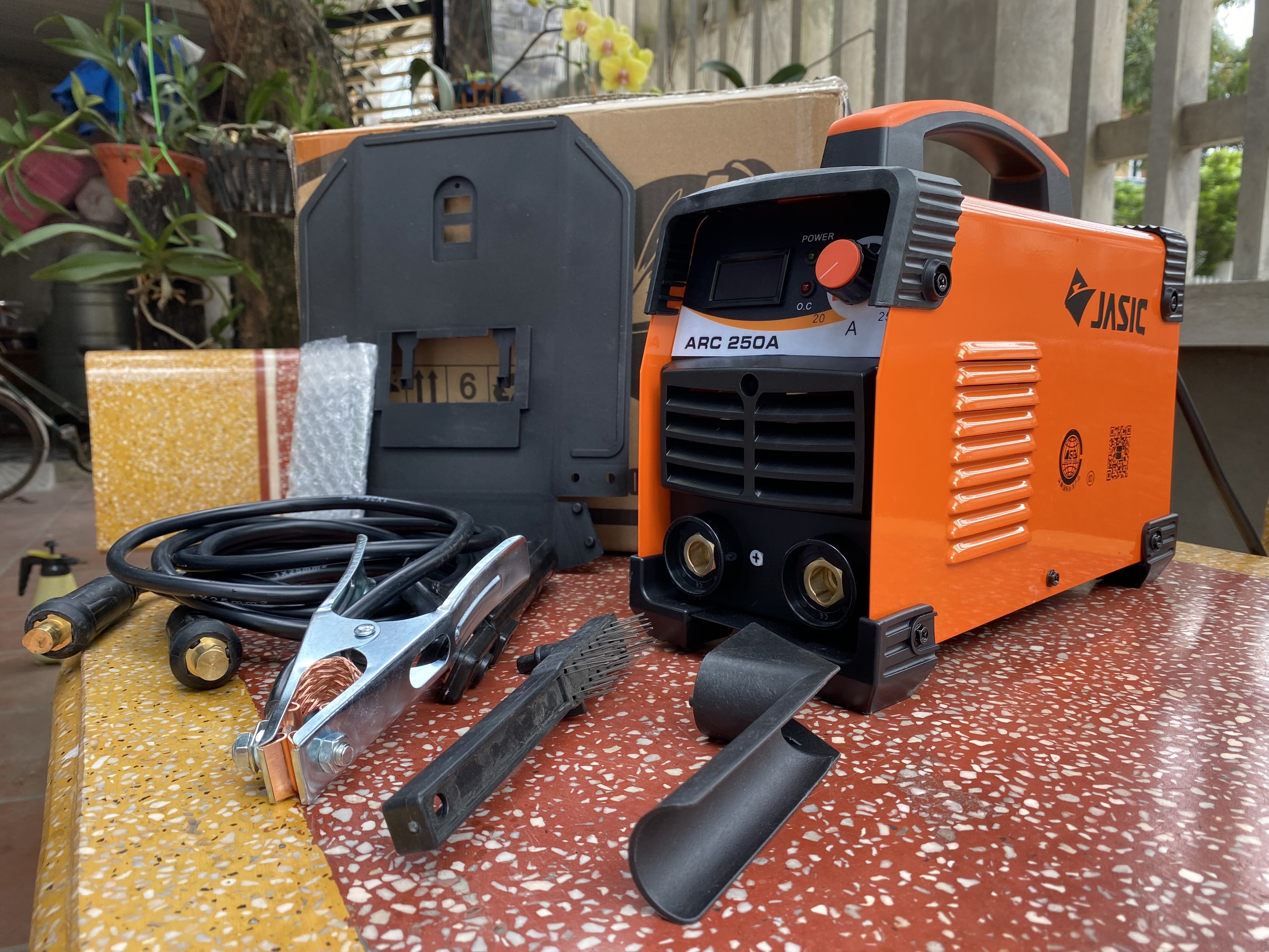 Máy hàn jasic arc 250a , hàn liên tục que 3.2 ly bảo hành 12 tháng