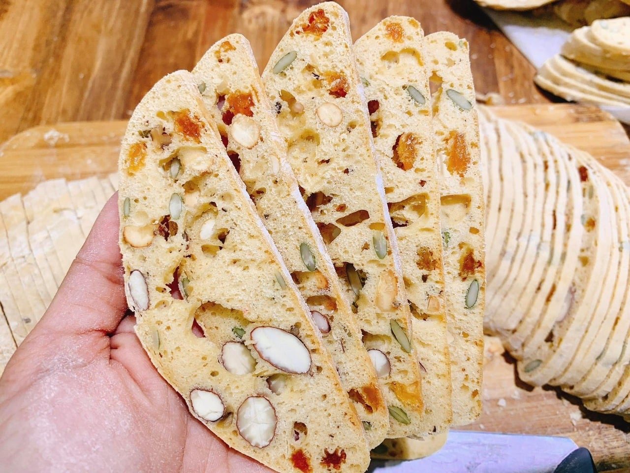 Bánh biscotti nguyên cám ROM Food  MIX VỊ 200G gồm 7 loại hạt mứt - được làm hoàn toàn bằng bột nguyên cám, mix cùng các loại hạt cao cấp và bổ dưỡng, hoàn hảo cho những người đang có kế hoạch ăn kiêng, giảm cân