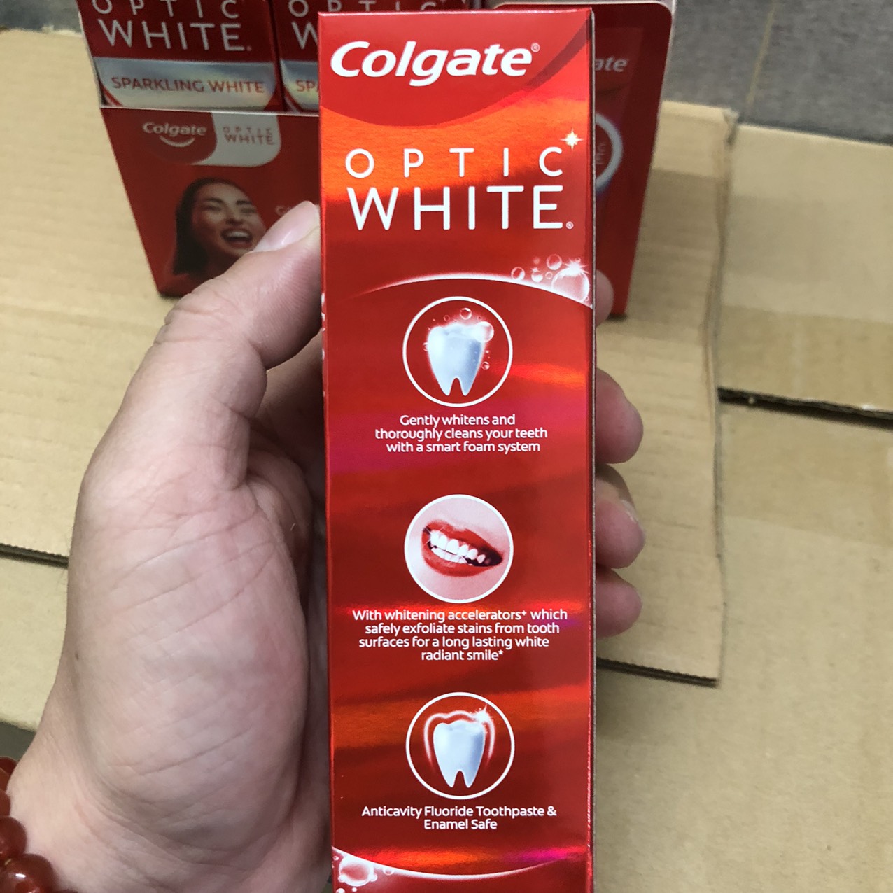 Kem đánh răng Colgate Optic Sparkling White làm trắng sáng răng 100g